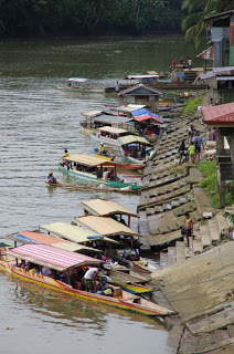 Foto 3 – Barche lungo il Gandara River.
